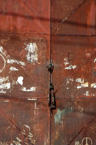 Oude roestige ijzeren deur — Stockfoto