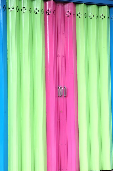 Barevný nátěr na kovové posuvné dveře — Stock fotografie