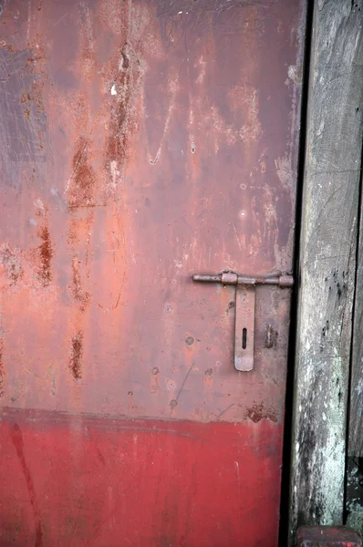 Velha porta de ferro enferrujado — Fotografia de Stock