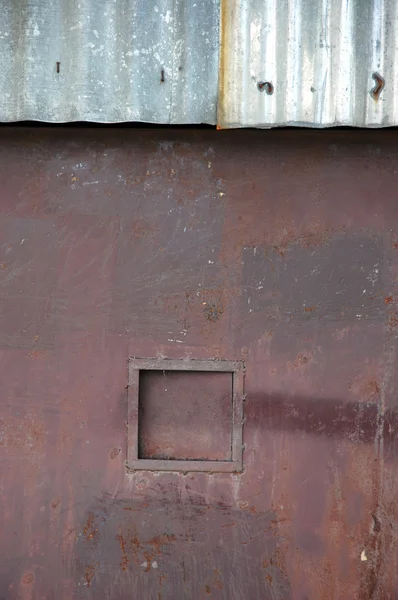 Puerta de hierro oxidada vieja con una caja rectangular — Foto de Stock