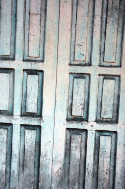 soluk bir boya ile ahşap kapı