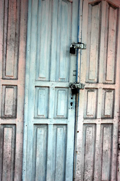 Деревянная дверь с выцветшей краской — стоковое фото