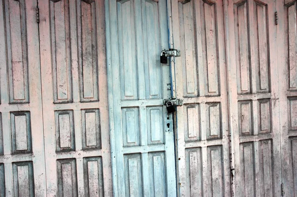 Porta de madeira com uma tinta desbotada — Fotografia de Stock