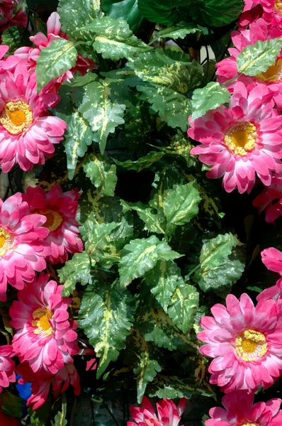 Composição de colorido as decorações de flores artificiais para fundo — Fotografia de Stock