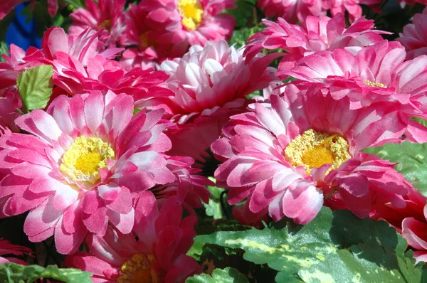 Složení barevné umělé květinové dekorace pro pozadí — Stock fotografie