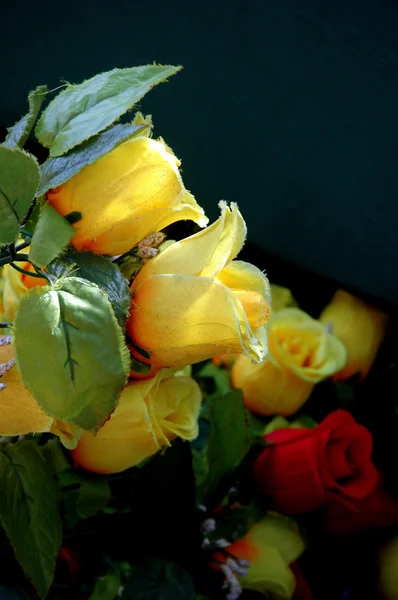 Skład kolorowe dekoracje sztuczne kwiatowe dla b — Zdjęcie stockowe