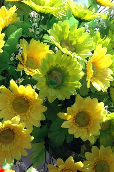 Σύνθεση των πολύχρωμο το τεχνητό λουλούδι διακοσμήσεις για φόντο — Φωτογραφία Αρχείου