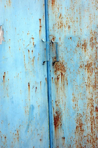 Stary i zardzewiały żelazo niebieskie drzwi — Zdjęcie stockowe