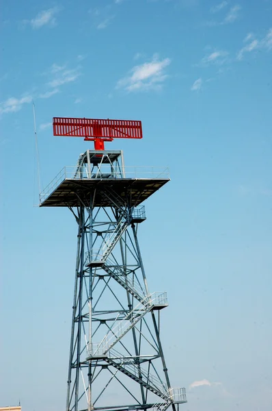 Una torre con radar rojo — Foto de Stock