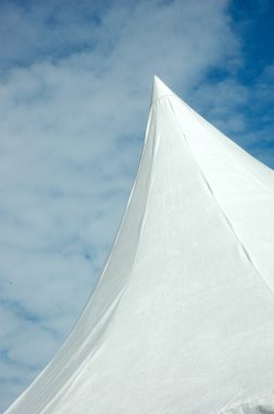forma de cono en una carpa blanca
