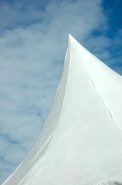 Kegel vorm op een witte tent — Stockfoto