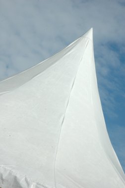 forma de cono en una carpa blanca