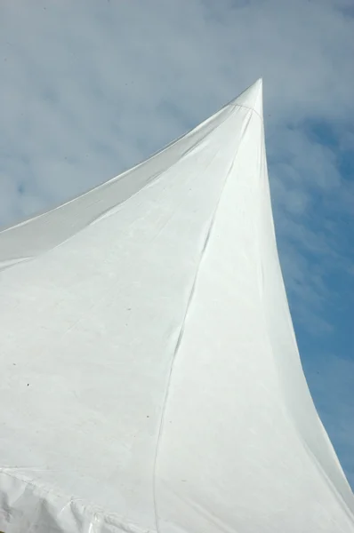 Kegel vorm op een witte tent — Stockfoto