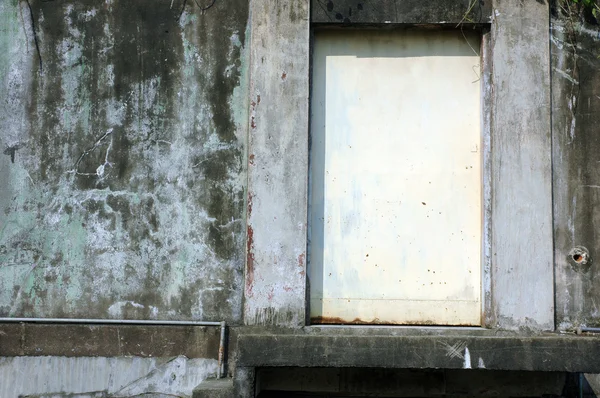 Fehér rozsdás vas ajtó betonfal — Stock Fotó