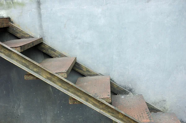 Escalera de metal en la pared — Foto de Stock