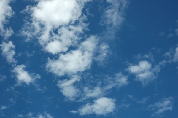 Weite der Wolken am blauen Himmel — Stockfoto