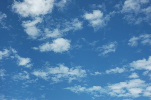 Połacie chmury w błękitne niebo — Zdjęcie stockowe