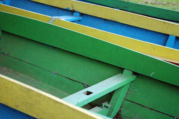 Linhas padrão de barcos de madeira coloridos — Fotografia de Stock