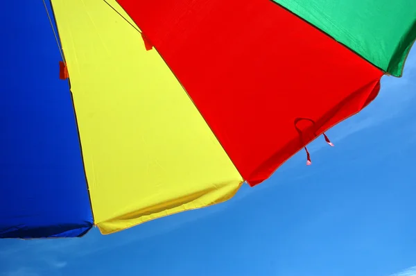 Tente parapluie colorée avec fond bleu ciel — Photo