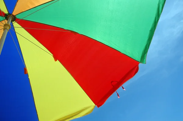 Tente parapluie colorée avec fond bleu ciel — Photo