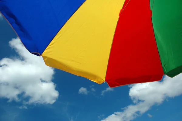 Barraca guarda-chuva colorido com fundo azul céu — Fotografia de Stock