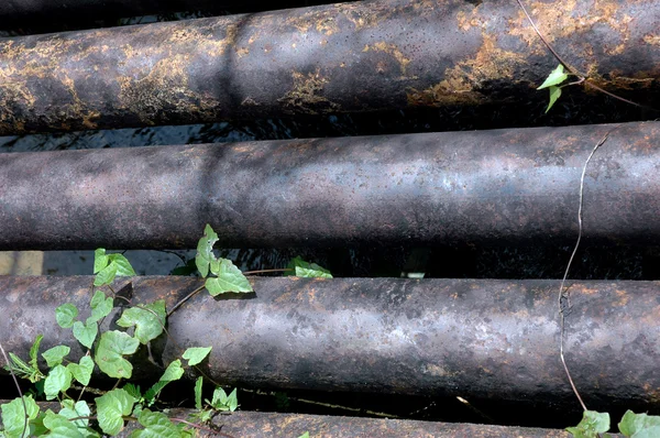 Tubería de hierro vieja y oxidada — Foto de Stock