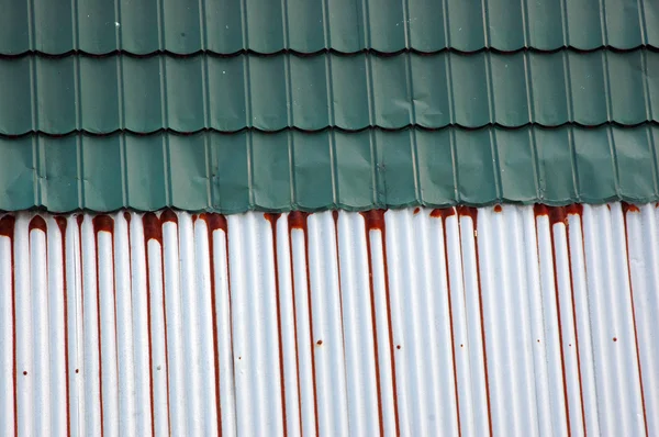 Velho e novo fundo telhado de lata — Fotografia de Stock