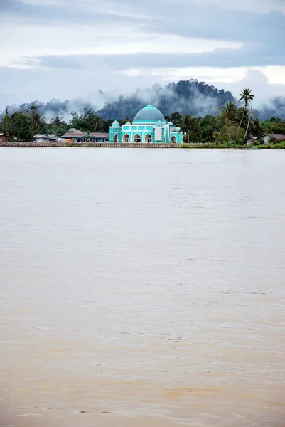 A small mosque on the banks of the river Malinau, Indonesia — Stock Photo, Image