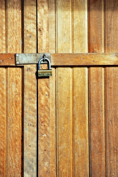 Porta in legno chiusa con lucchetto dorato — Foto Stock