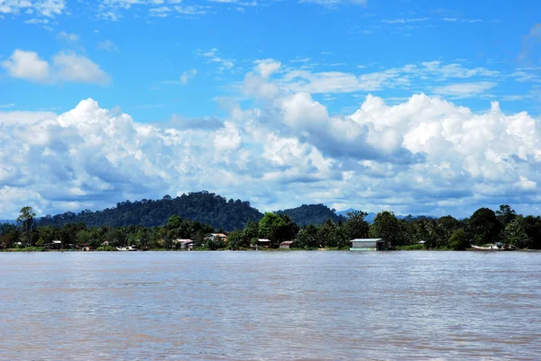 nehir malinau, Endonezya kıyılarındaki bir köyün görünümü