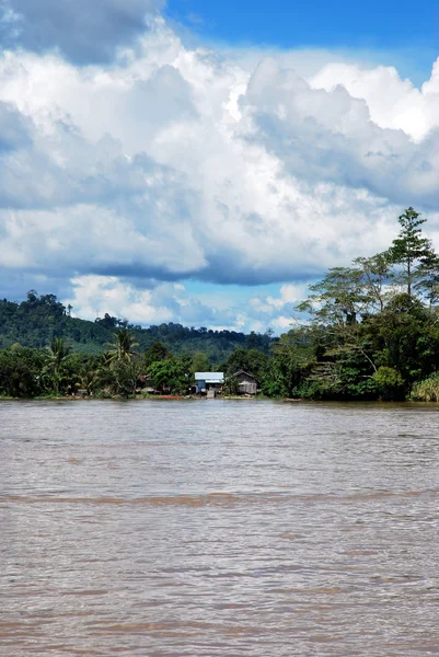 Widok wsi nad brzegiem rzeki malinau, Indonezja — Zdjęcie stockowe