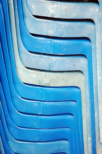 Mucchio di vecchie sedie di plastica blu — Foto Stock