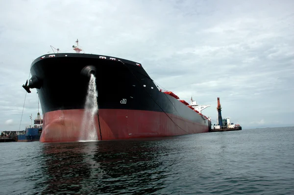 大きなタンカー船の弓 — ストック写真