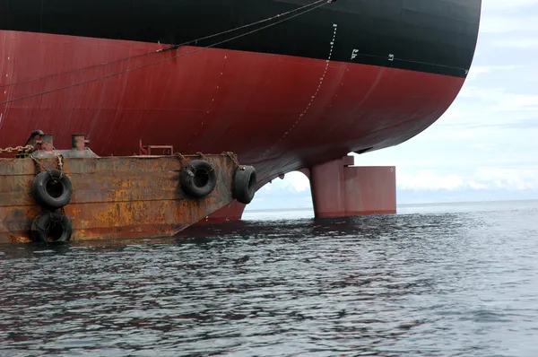 Das Hinterrad eines großen Tankers — Stockfoto