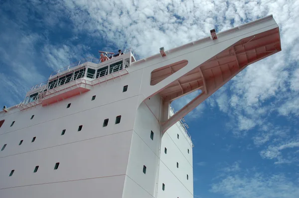 üzerinde büyük bir tanker köprü