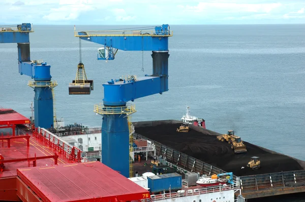 Kol är lastas ombord på tankfartyg med kran från en ponton — Stockfoto