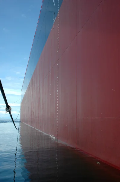 De weergave van de kant van een grote tank schip, dat lag voor anker in het midden van de Oceaan — Stockfoto