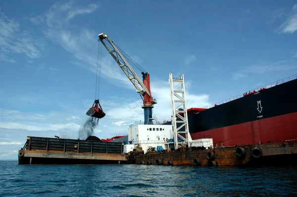 Kolen wordt geladen op tankers met een kraan — Stockfoto