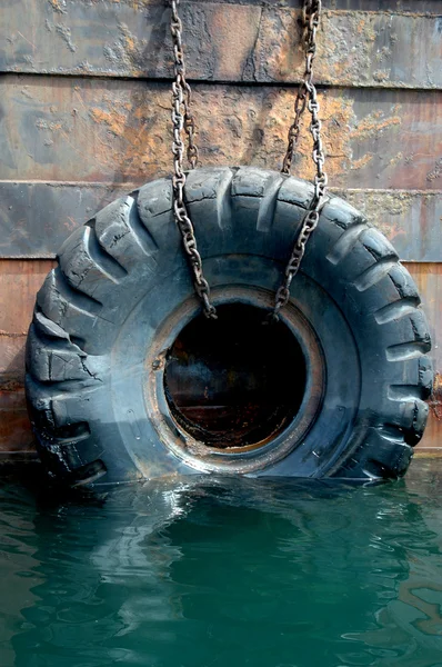 Neumáticos usados en la nave —  Fotos de Stock