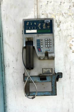 şehir merkezinde, eski bir kamu telefon coin