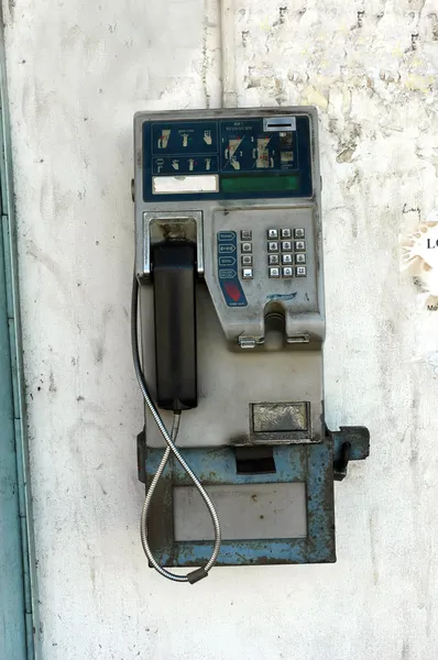 Eine alte öffentliche Telefonmünze in der Innenstadt — Stockfoto