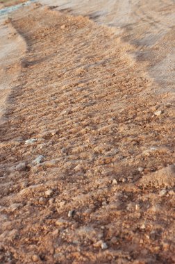 Traktör iz kahverengi kil