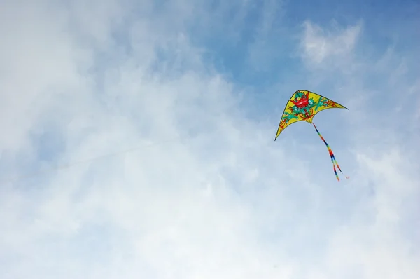 Воздушный змей, летящий на голубом небе — стоковое фото