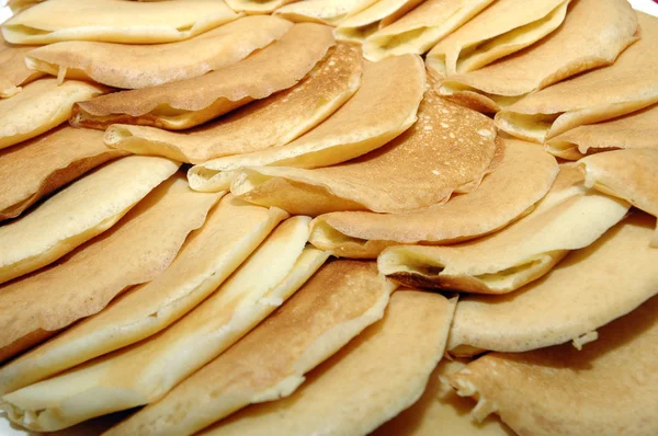 Rangordnar pannkakor på plattan — Stockfoto