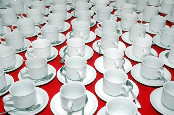 Les rangs de tasse en verre blanc vide — Photo