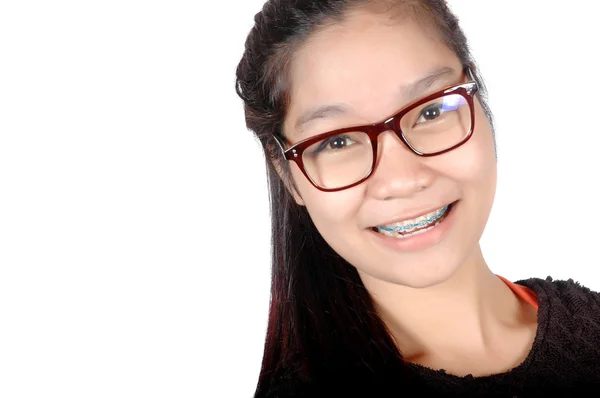 Portrait de asiatique jeune fille avec des lunettes et des bretelles — Photo