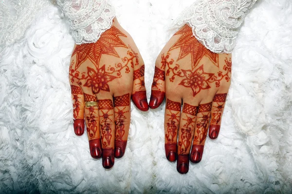Henna na rukou indonéské nevěstu — Stock fotografie