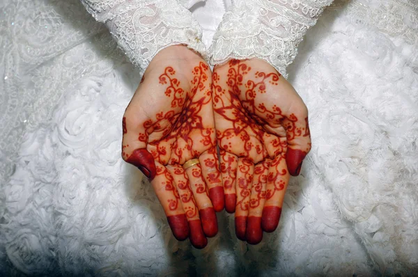 Henna en manos de novia de boda indonesia —  Fotos de Stock