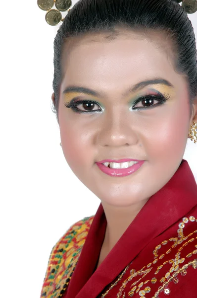 Retrato de una joven asiática vestida con tradicional borneo tribal indígena —  Fotos de Stock