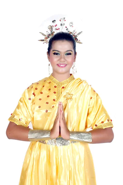 Retrato de um asiático jovem menina vestida no tradicional indígena tribal bornéu — Fotografia de Stock